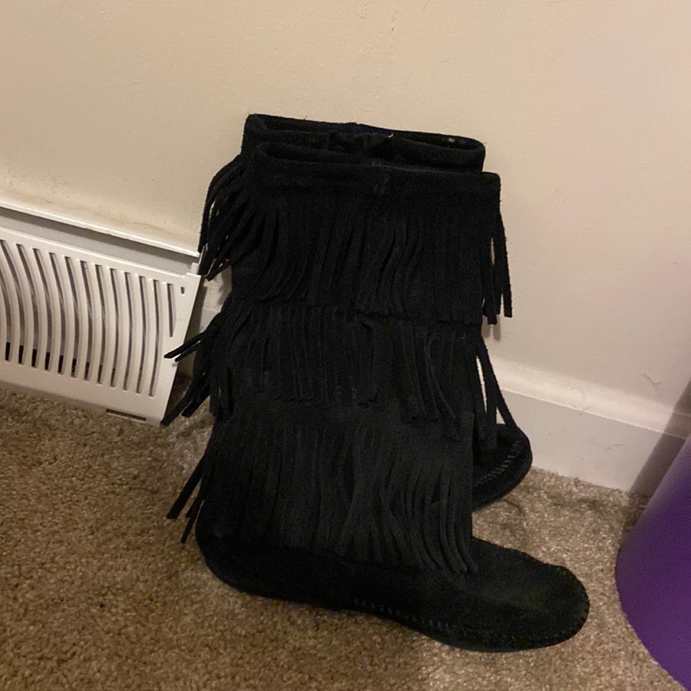 Fringe moccasin boots